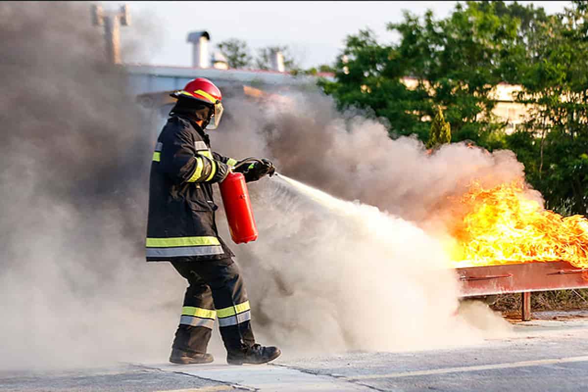 تصویر 4 از لباس کار آتش نشانی استاندارد برای محیط‌ های پرخطر